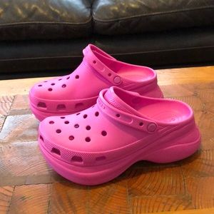 NWT “Bae” Platform Crocs in pink W9-M7